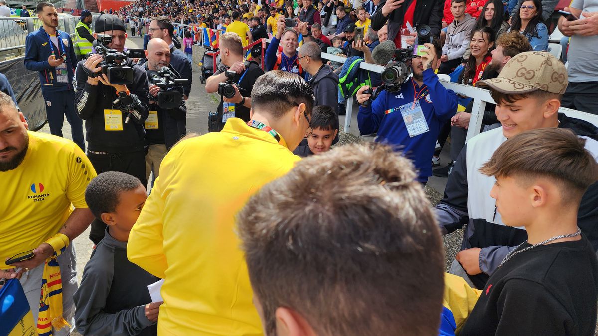 5.000 de oameni la primul antrenament al naționalei României în Germania! „Fussball. Fussball. Rumänien. Polizei" » Scene impresionante la Wurzburg