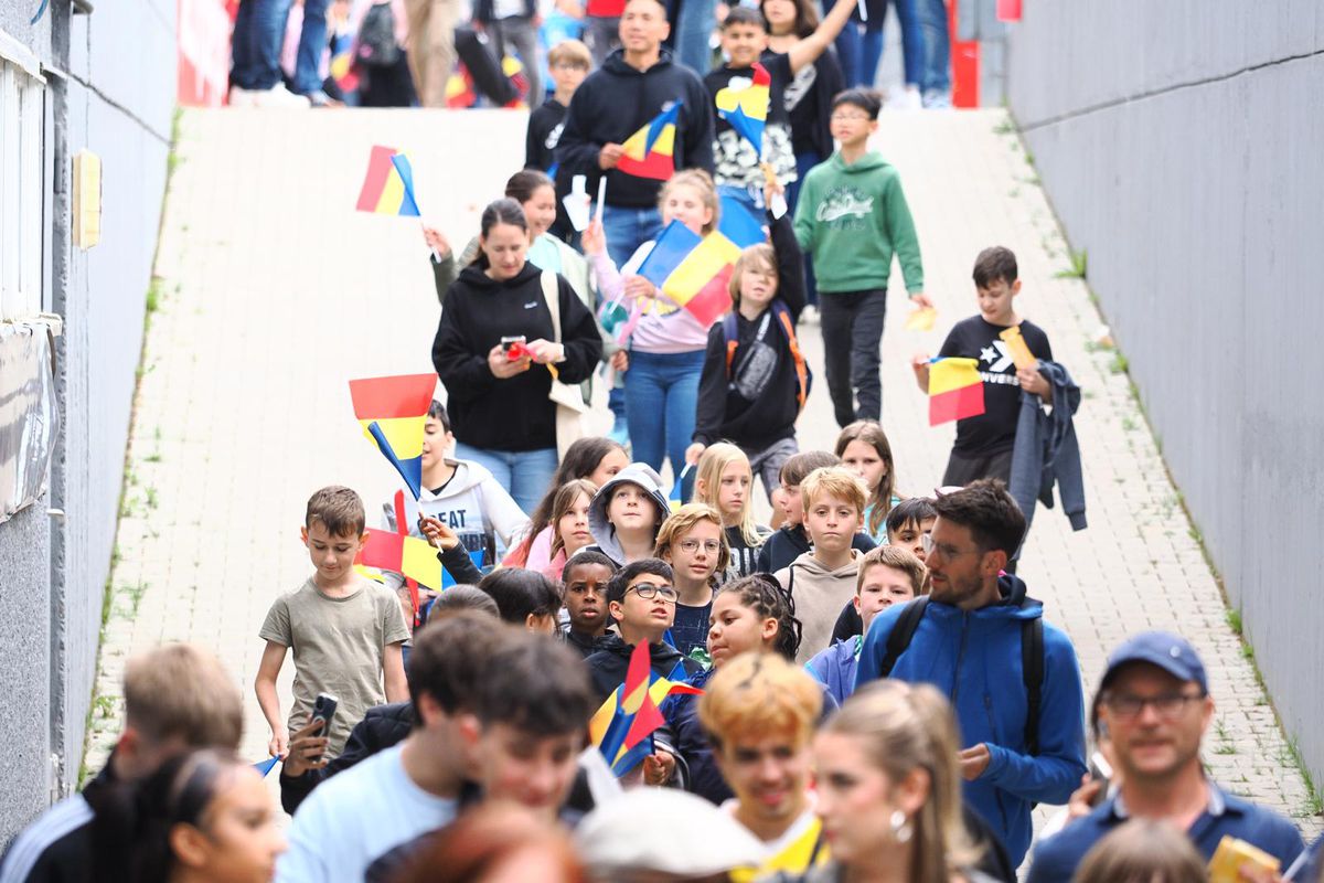 5.000 de oameni la primul antrenament al naționalei României în Germania! „Fussball. Fussball. Rumänien. Polizei" » Scene impresionante la Wurzburg