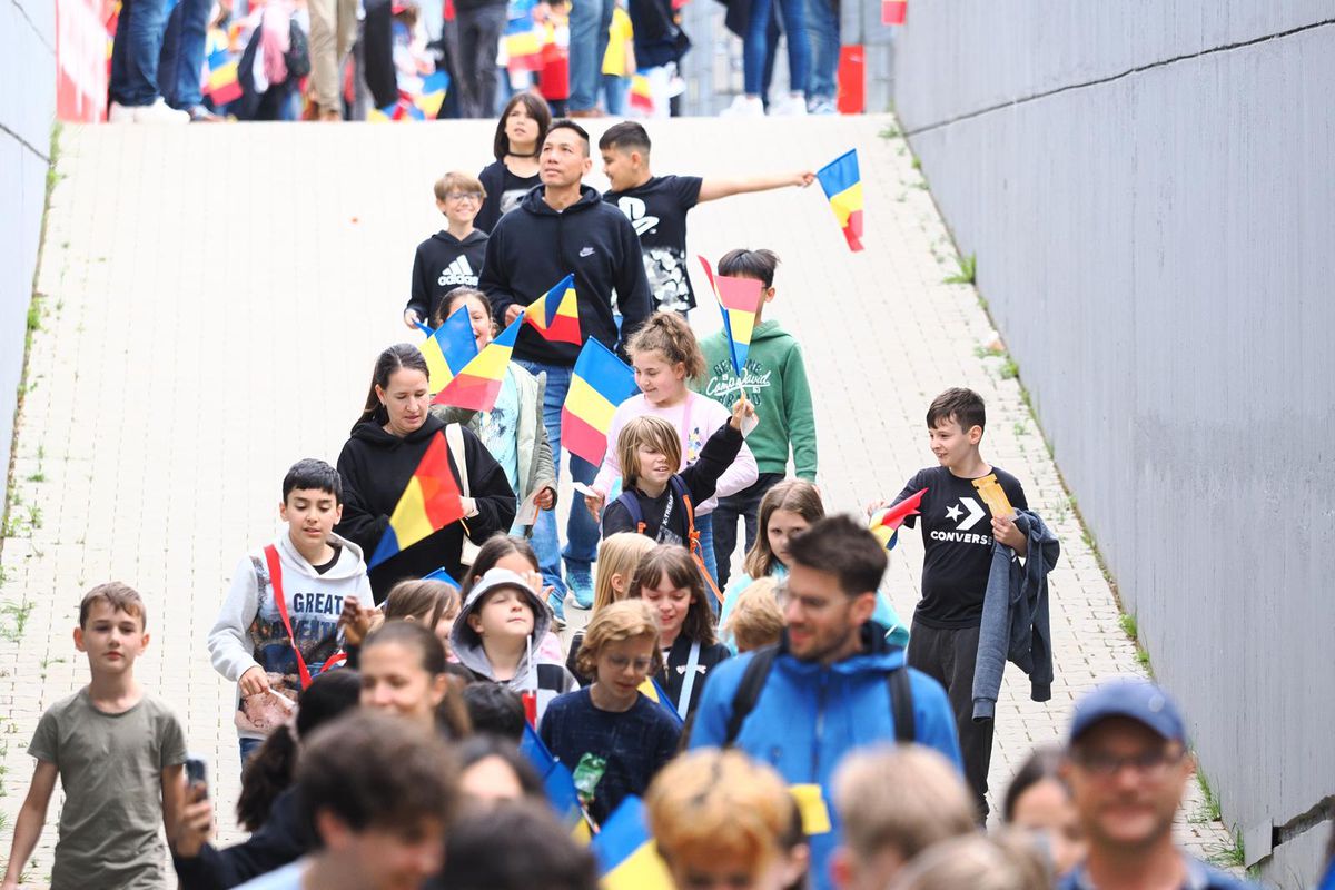 5.000 de oameni la primul antrenament al naționalei României în Germania! „Fussball. Fussball. Rumänien. Polizei" » Scene impresionante la Wurzburg