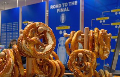 Nici covrigul nu mai e ce-a fost: un „bavarez” în Germania costă un „Grigorescu”!