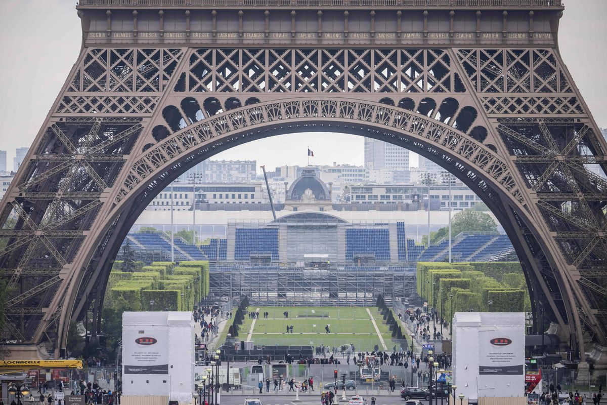 Spectaculos! Stadionul temporar de 13.000 de locuri apărut fix lângă Turnul Eiffel » Va găzdui o competiție în vogă la Jocurile Olimpice