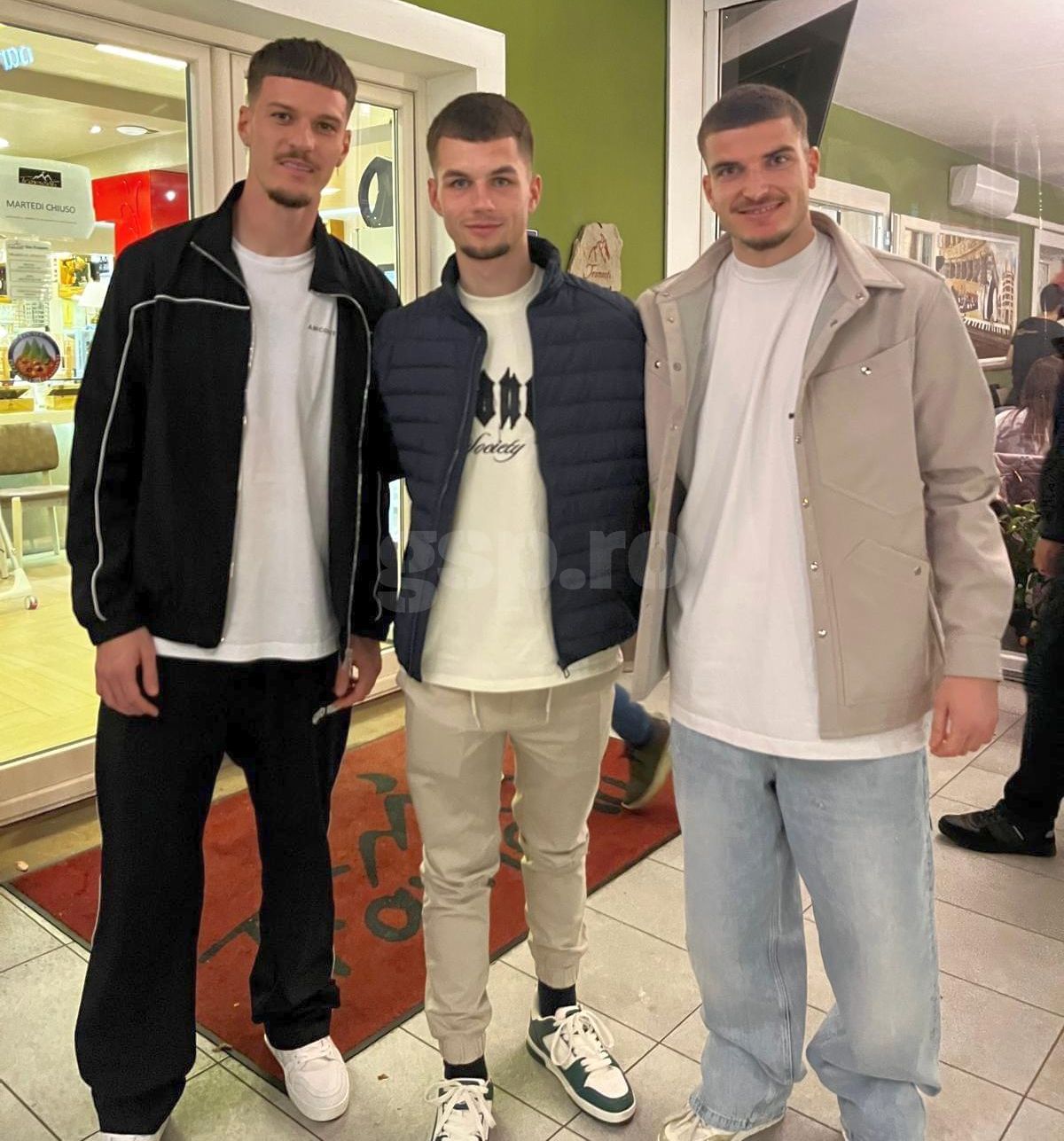 Pasiunea fără limite » Și l-a tatuat pe Dennis Man pe picior, a luat masa cu „tricolorul” și i-a adus un cadou special în cantonament: „E făcut la comandă. Uite!”