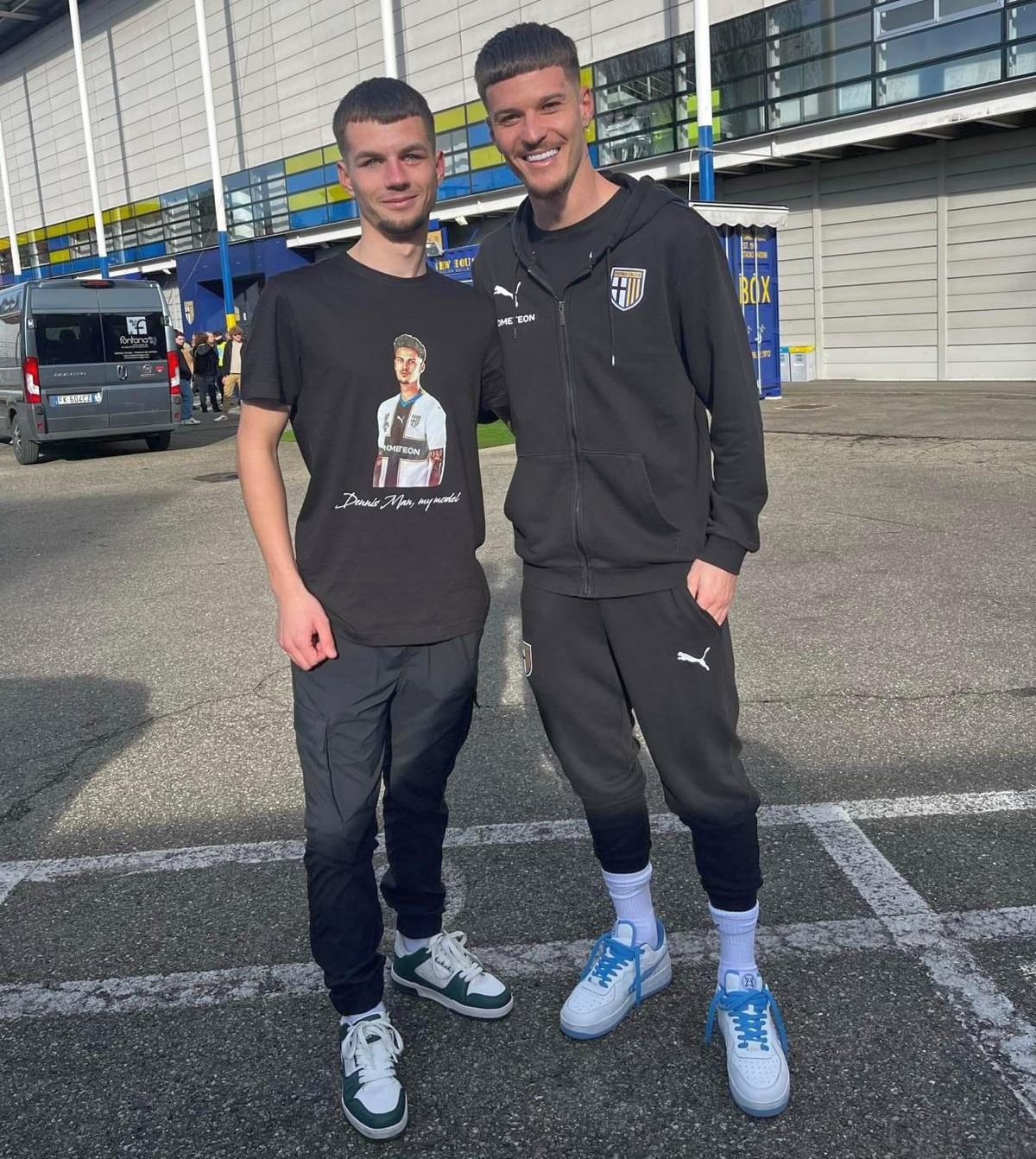 Pasiunea fără limite » Și l-a tatuat pe Dennis Man pe picior, a luat masa cu „tricolorul” și i-a adus un cadou special în cantonament: „E făcut la comandă. Uite!”