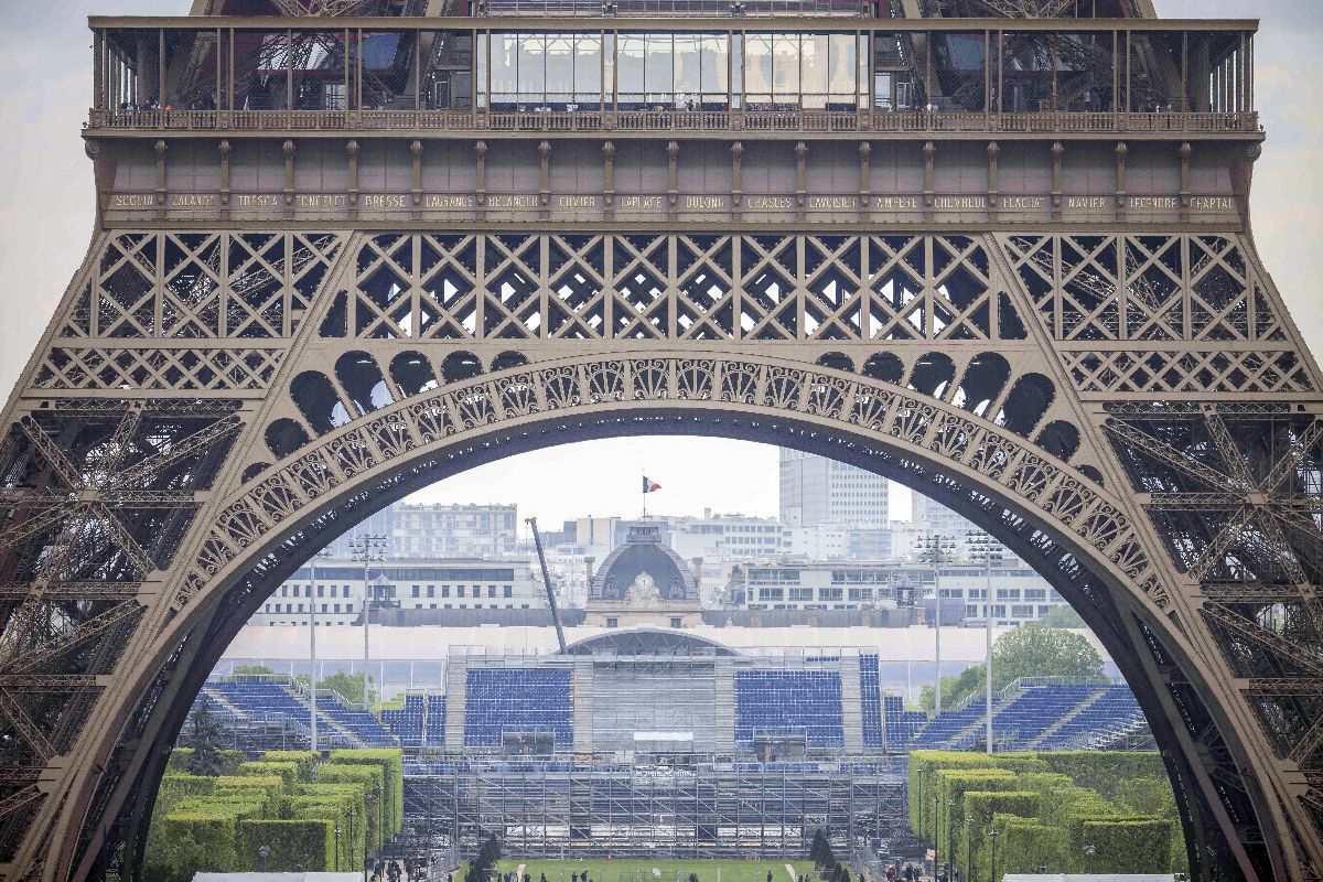 Spectaculos! Stadionul temporar de 13.000 de locuri apărut fix lângă Turnul Eiffel » Va găzdui o competiție în vogă la Jocurile Olimpice