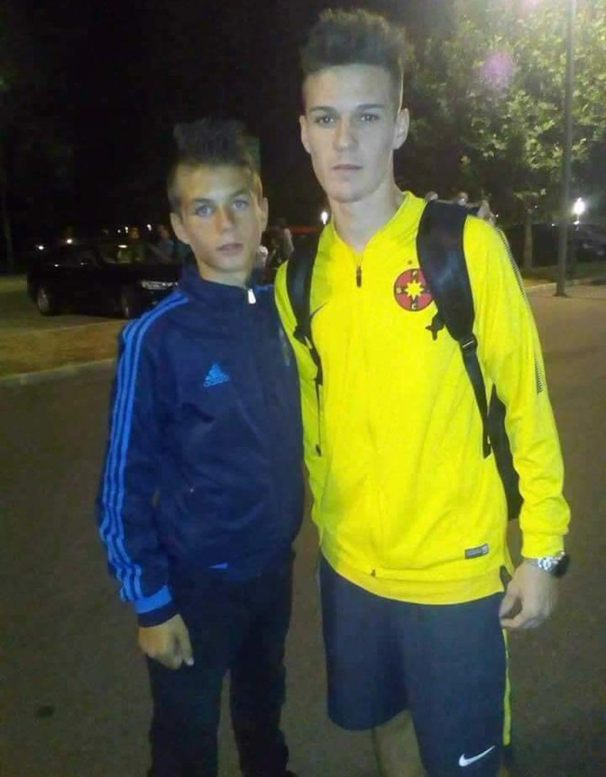 Pasiunea fără limite » Și l-a tatuat pe Dennis Man pe picior, a luat masa cu „tricolorul” și i-a adus un cadou special în cantonament: „E făcut la comandă. Uite!”