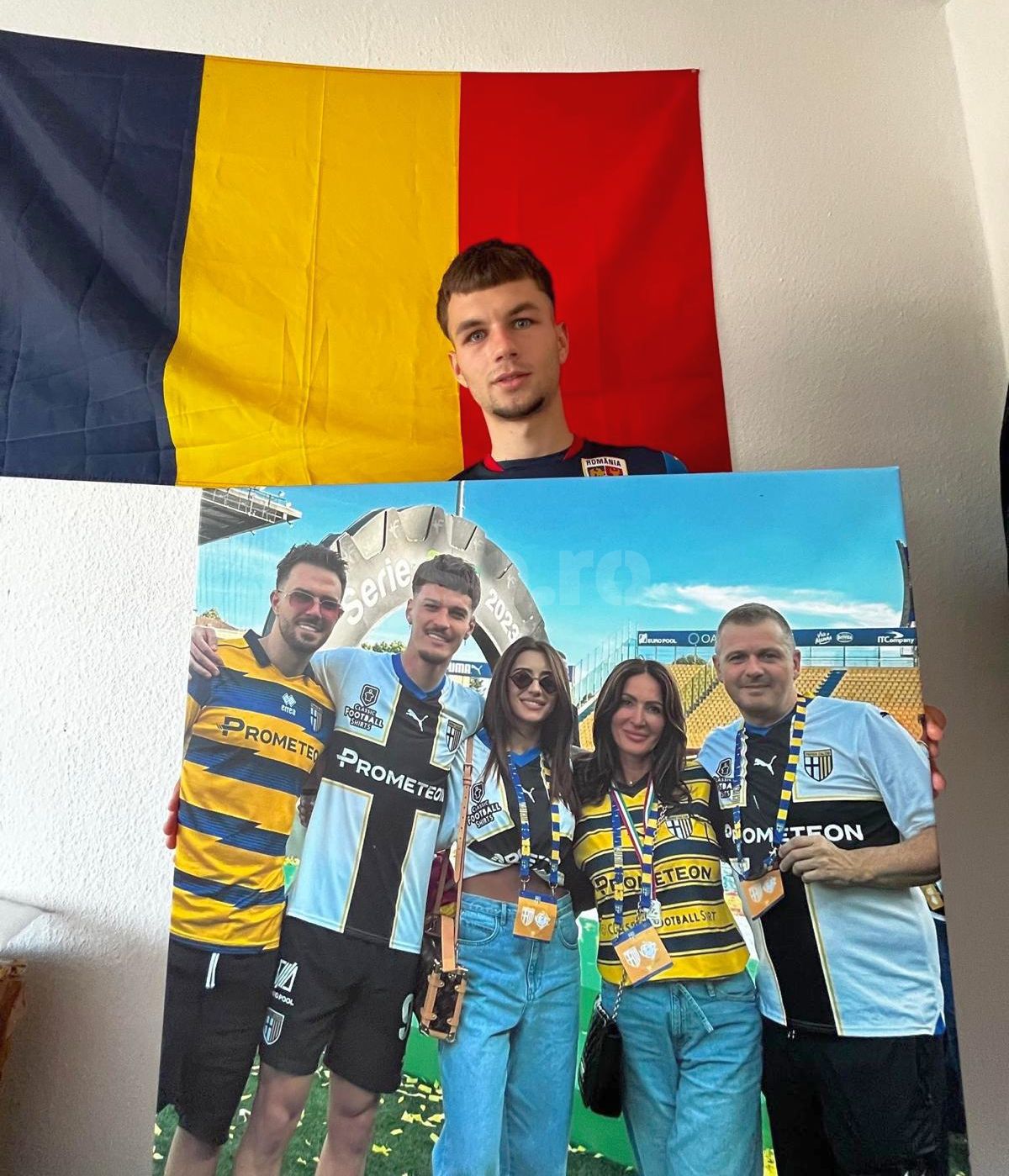 Pasiunea fără limite » Și l-a tatuat pe Dennis Man pe picior, a luat masa cu „tricolorul” și i-a adus un cadou special în cantonament: „E făcut la comandă. Uite!”