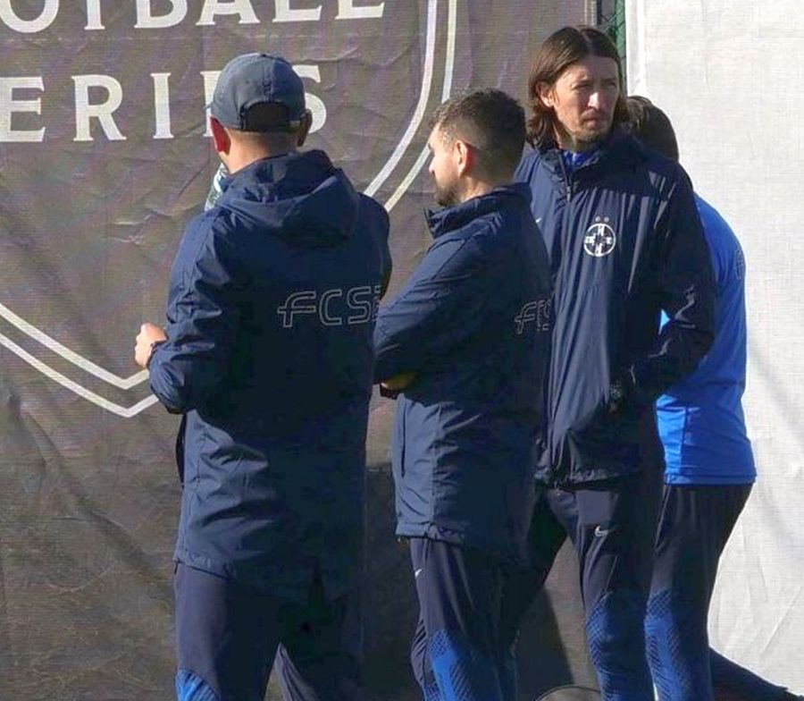Ovidiu Petre, în dreapta imaginii, nu mai continuă la FCSB Pleacă de la FCSB după 5 ani » Gigi Becali nu-i prelungește contractul