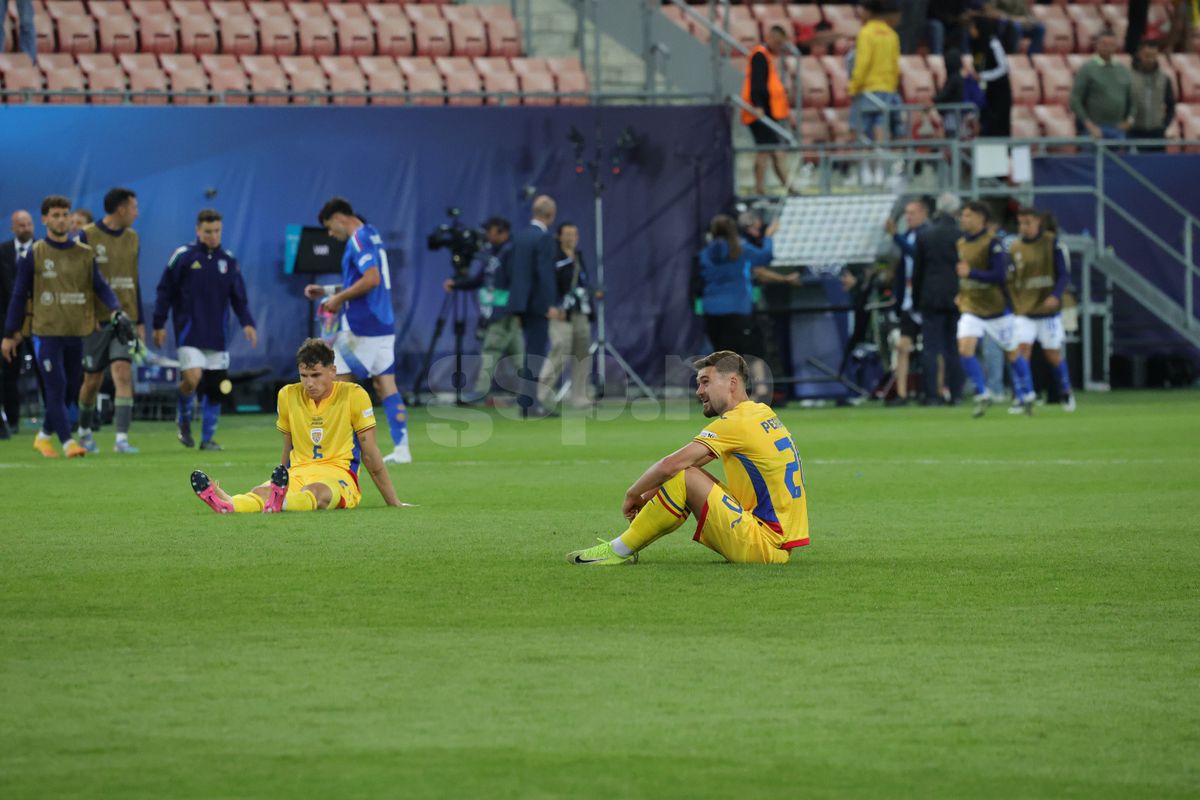 Jucătorii României U21, consolați de mame și iubite după înfrângerea cu Italia