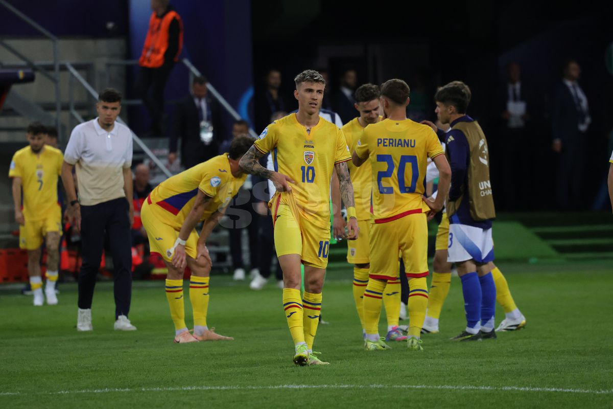 Jucătorii României U21, consolați de mame și iubite după înfrângerea cu Italia