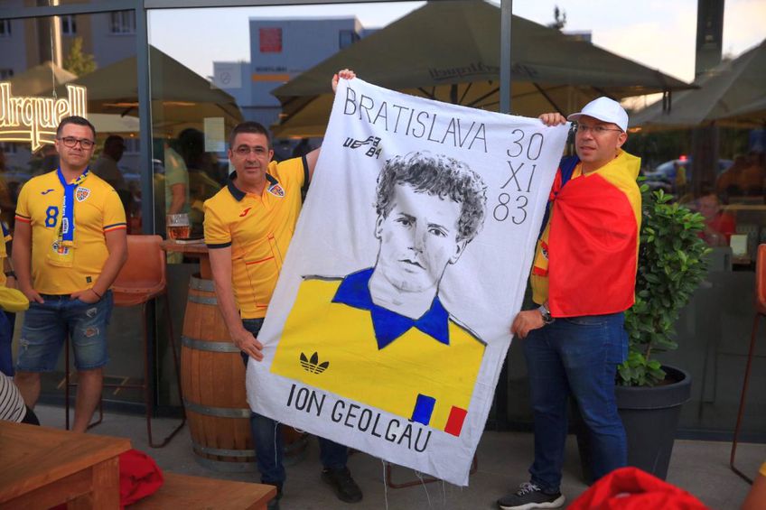 CORESPONDENȚĂ DIN SLOVACIA „Aleg să merg oriunde în lume cu tine!” » Atmosferă ca la Clinceni la Italia U21 - România U21 + banner cu „Eroul de la Bratislava”