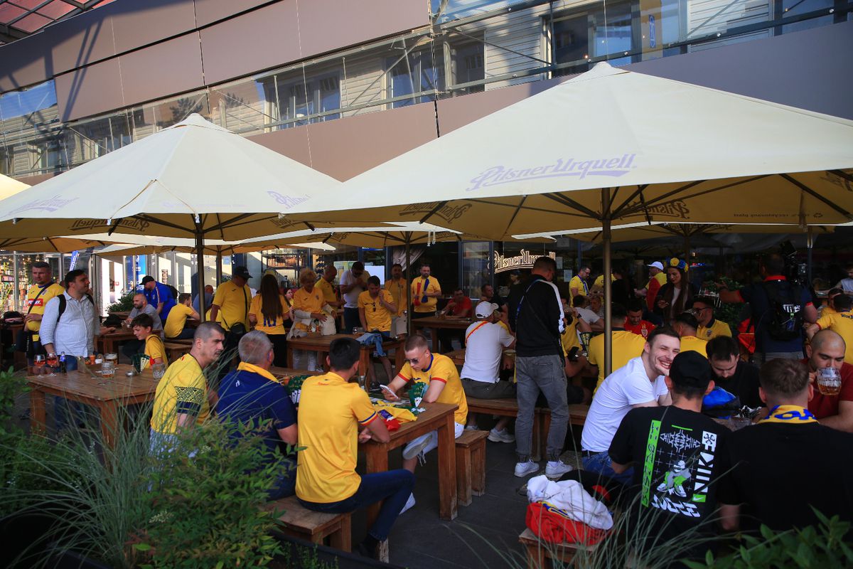 „Aleg să merg oriunde în lume cu tine!” » Atmosferă ca la Clinceni la Italia U21 - România U21 + banner cu „Eroul de la Bratislava”