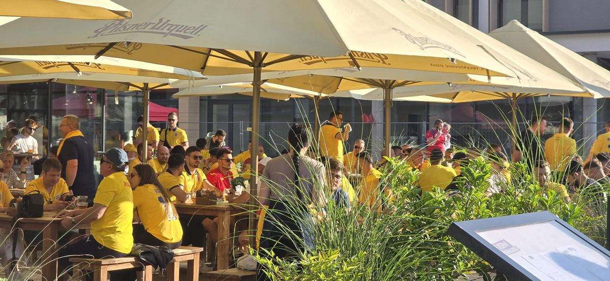 „Aleg să merg oriunde în lume cu tine!” » Atmosferă ca la Clinceni la Italia U21 - România U21 + banner cu „Eroul de la Bratislava”