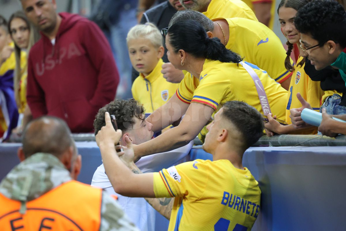 Jucătorii României U21, consolați de mame și iubite după înfrângerea cu Italia