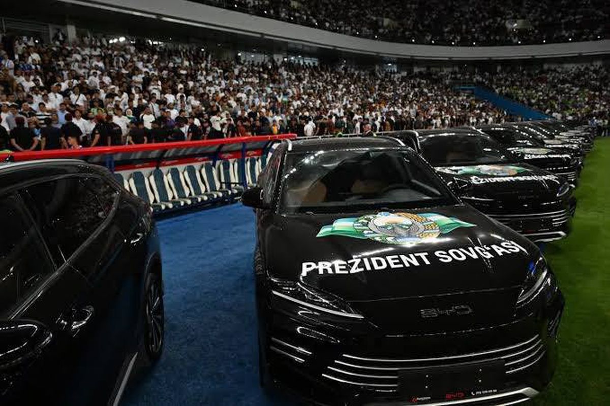 Jucătorii din Uzbekistan au primit primă câte o mașină surpriză pentru calificarea la Mondial! Ce model neașteptat a ales președintele țării