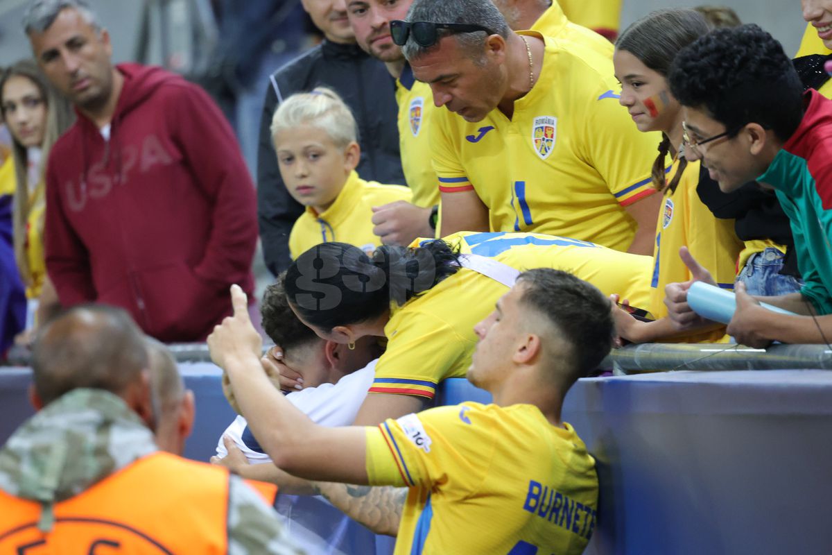 Jucătorii României U21, consolați de mame și iubite după înfrângerea cu Italia