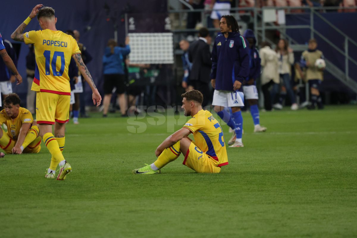 Jucătorii României U21, consolați de mame și iubite după înfrângerea cu Italia