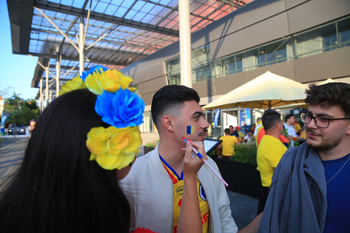 „Aleg să merg oriunde în lume cu tine!” » Atmosferă ca la Clinceni la Italia U21 - România U21 + banner cu „Eroul de la Bratislava”