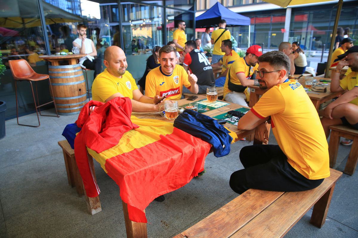 „Aleg să merg oriunde în lume cu tine!” » Atmosferă ca la Clinceni la Italia U21 - România U21 + banner cu „Eroul de la Bratislava”