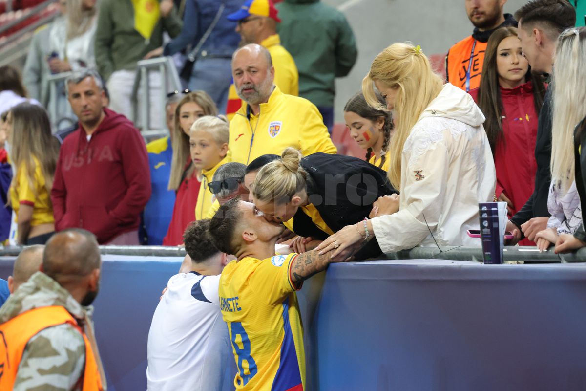 Jucătorii României U21, consolați de mame și iubite după înfrângerea cu Italia