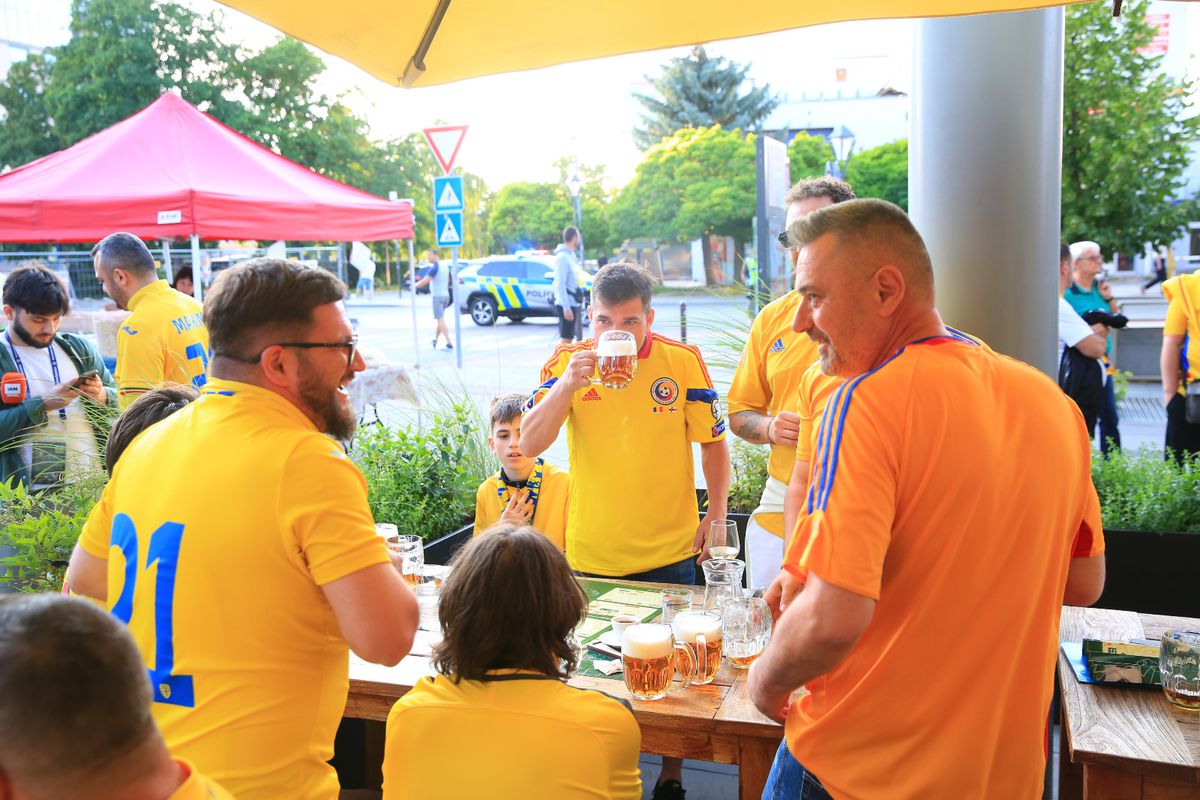 „Aleg să merg oriunde în lume cu tine!” » Atmosferă ca la Clinceni la Italia U21 - România U21 + banner cu „Eroul de la Bratislava”