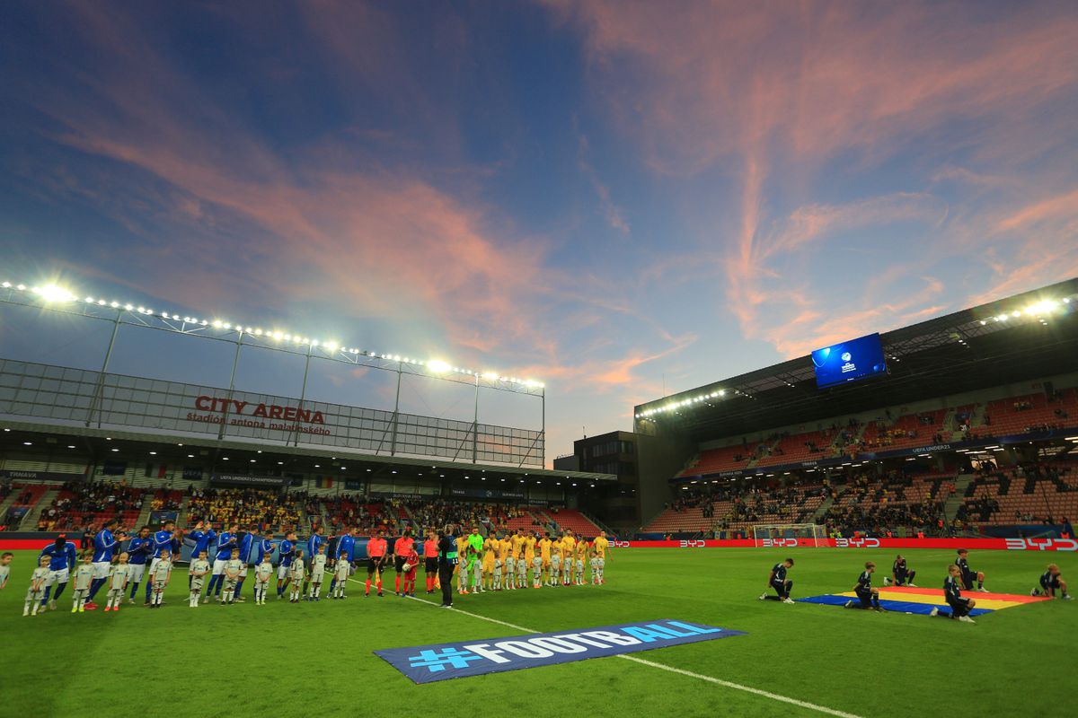 „Aleg să merg oriunde în lume cu tine!” » Atmosferă ca la Clinceni la Italia U21 - România U21 + banner cu „Eroul de la Bratislava”