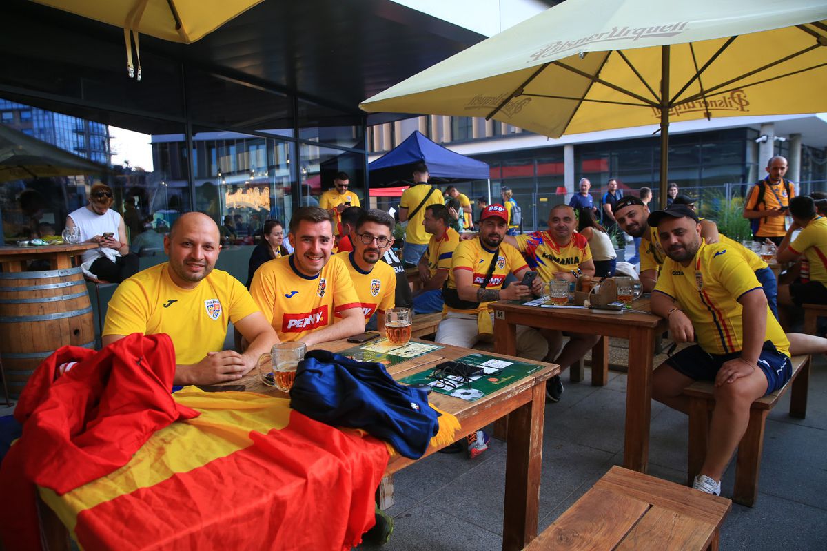 „Aleg să merg oriunde în lume cu tine!” » Atmosferă ca la Clinceni la Italia U21 - România U21 + banner cu „Eroul de la Bratislava”