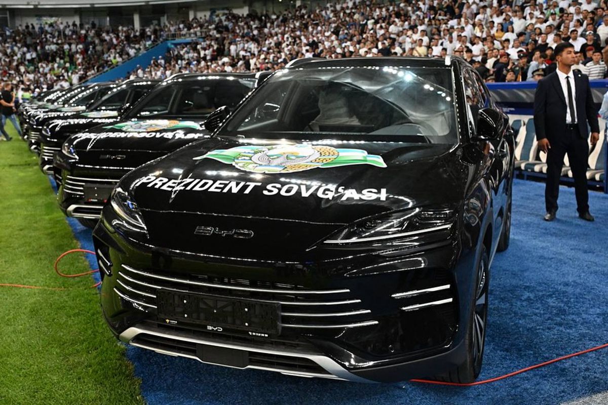 Jucătorii din Uzbekistan au primit primă câte o mașină surpriză pentru calificarea la Mondial! Ce model neașteptat a ales președintele țării