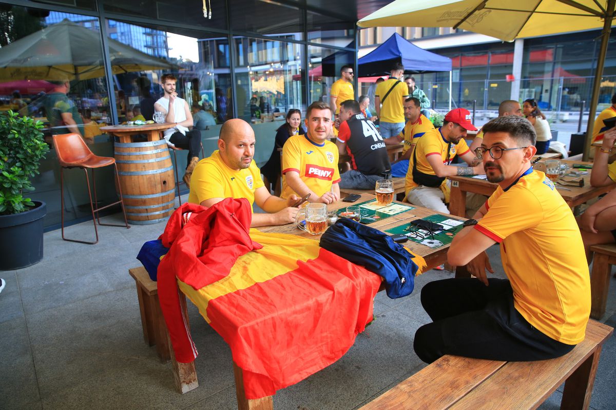 „Aleg să merg oriunde în lume cu tine!” » Atmosferă ca la Clinceni la Italia U21 - România U21 + banner cu „Eroul de la Bratislava”