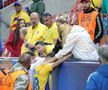Jucătorii României U21, consolați de mame și iubite după înfrângerea cu Italia
