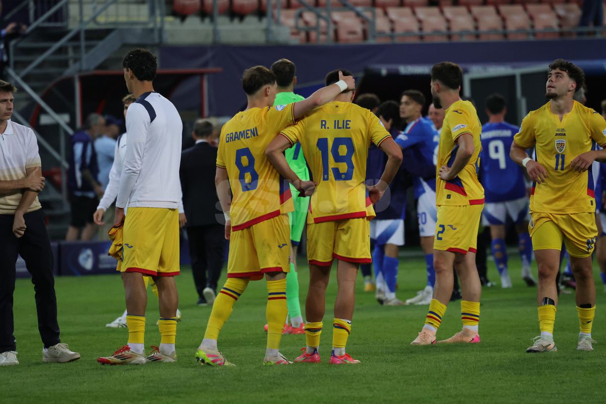 Jucătorii României U21, consolați de mame și iubite după înfrângerea cu Italia