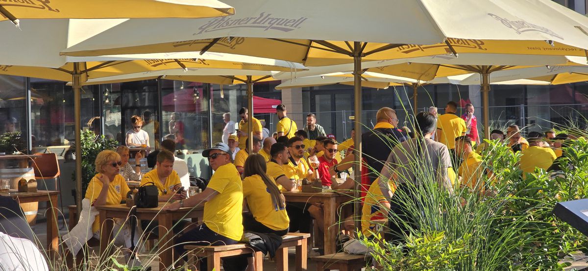 „Aleg să merg oriunde în lume cu tine!” » Atmosferă ca la Clinceni la Italia U21 - România U21 + banner cu „Eroul de la Bratislava”