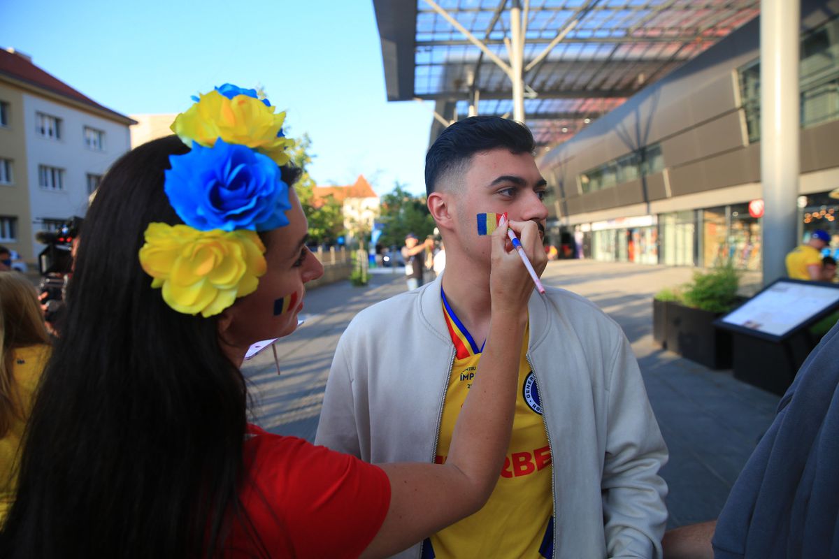 „Aleg să merg oriunde în lume cu tine!” » Atmosferă ca la Clinceni la Italia U21 - România U21 + banner cu „Eroul de la Bratislava”