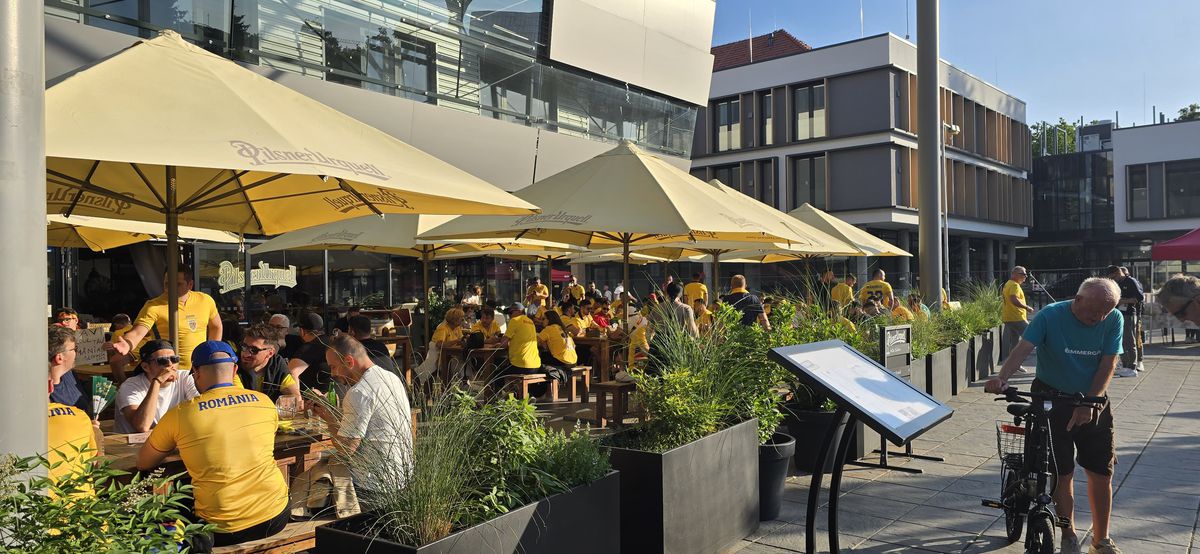 „Aleg să merg oriunde în lume cu tine!” » Atmosferă ca la Clinceni la Italia U21 - România U21 + banner cu „Eroul de la Bratislava”