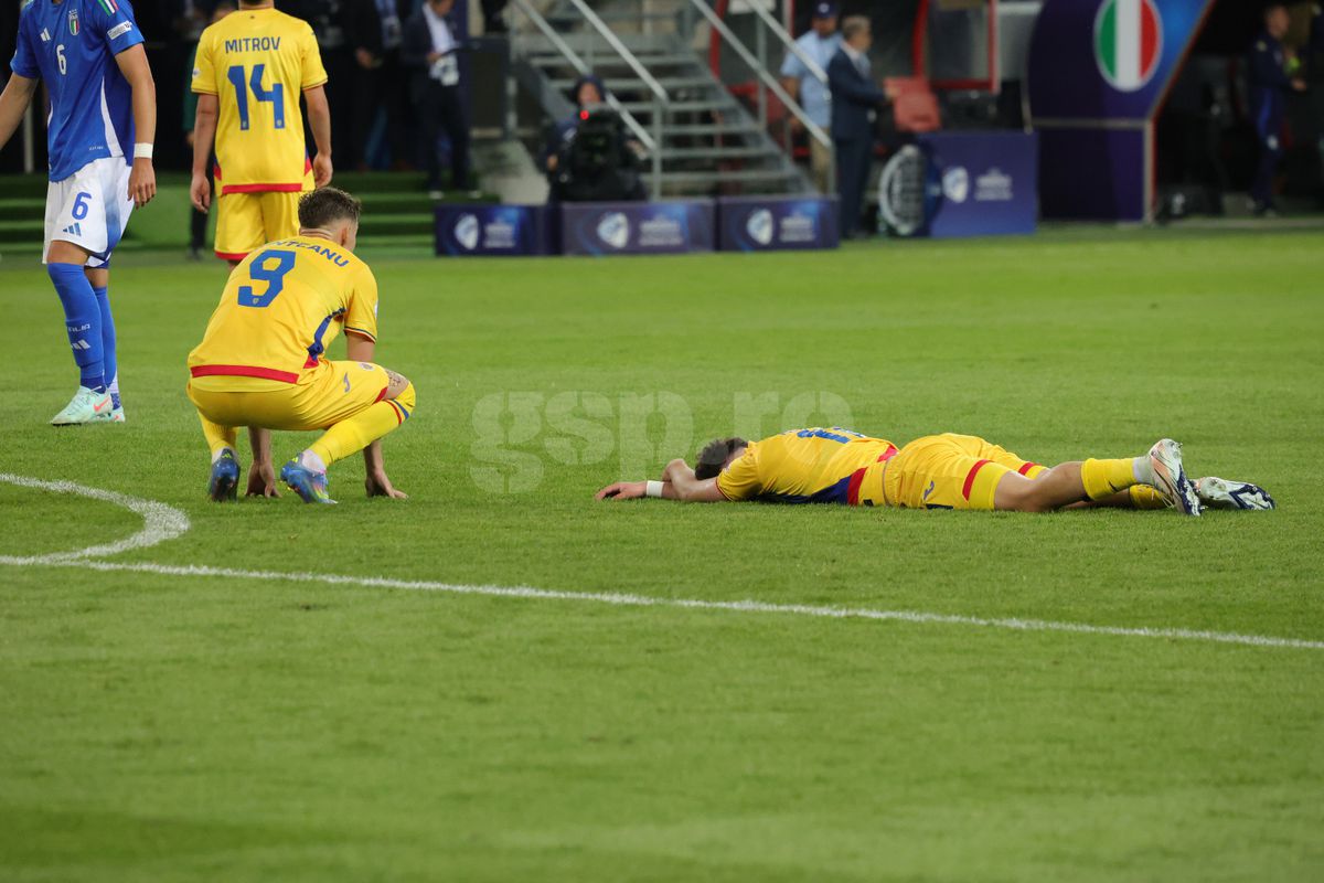 Jucătorii României U21, consolați de mame și iubite după înfrângerea cu Italia