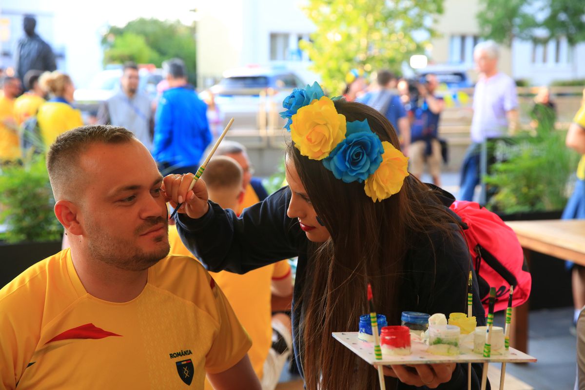 „Aleg să merg oriunde în lume cu tine!” » Atmosferă ca la Clinceni la Italia U21 - România U21 + banner cu „Eroul de la Bratislava”