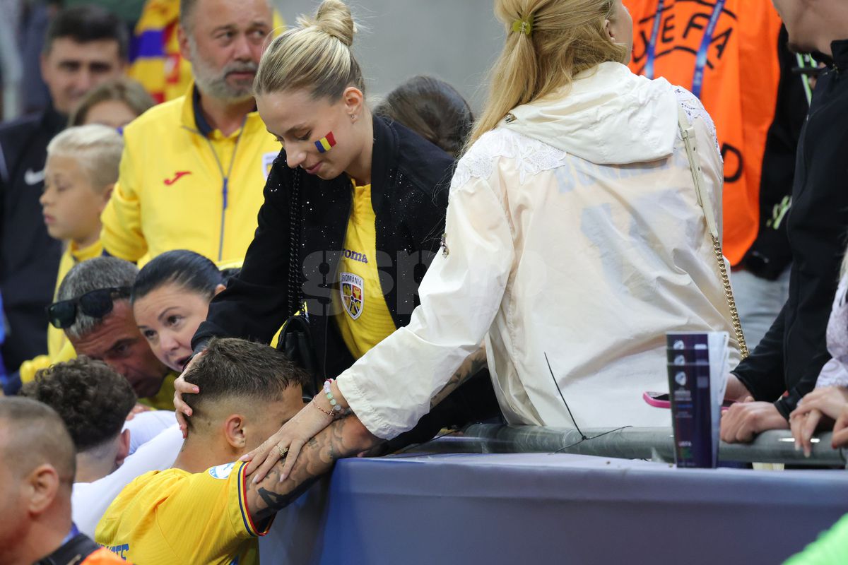 Jucătorii României U21, consolați de mame și iubite după înfrângerea cu Italia