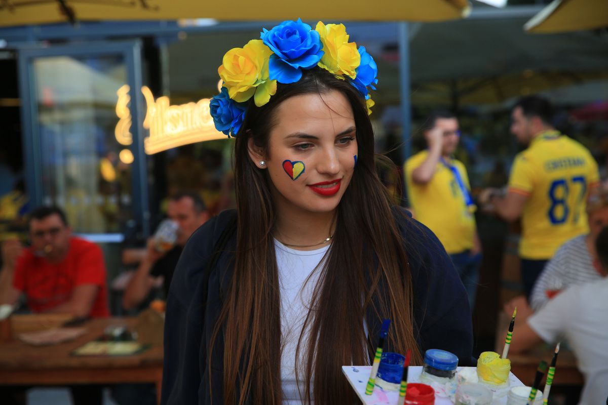 „Aleg să merg oriunde în lume cu tine!” » Atmosferă ca la Clinceni la Italia U21 - România U21 + banner cu „Eroul de la Bratislava”