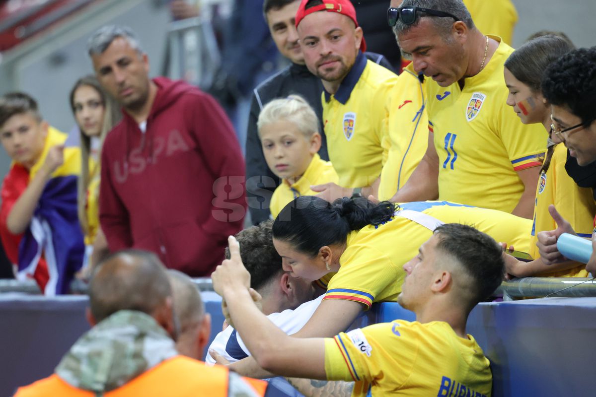 Jucătorii României U21, consolați de mame și iubite după înfrângerea cu Italia
