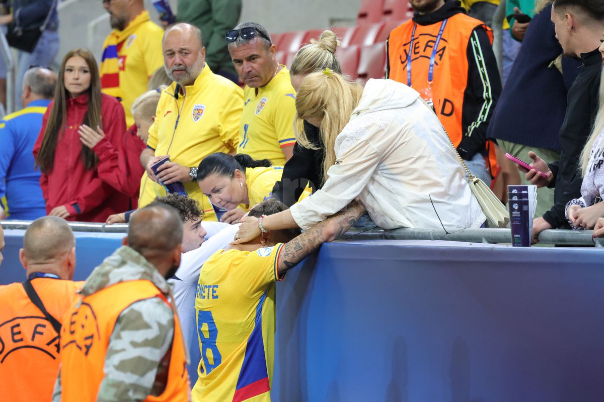 Jucătorii României U21, consolați de mame și iubite după înfrângerea cu Italia