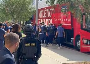 Atletico Madrid, la câțiva metri de protestele violente împotriva lui Donald Trump, în Los Angeles » Clădire atacată cu pietre