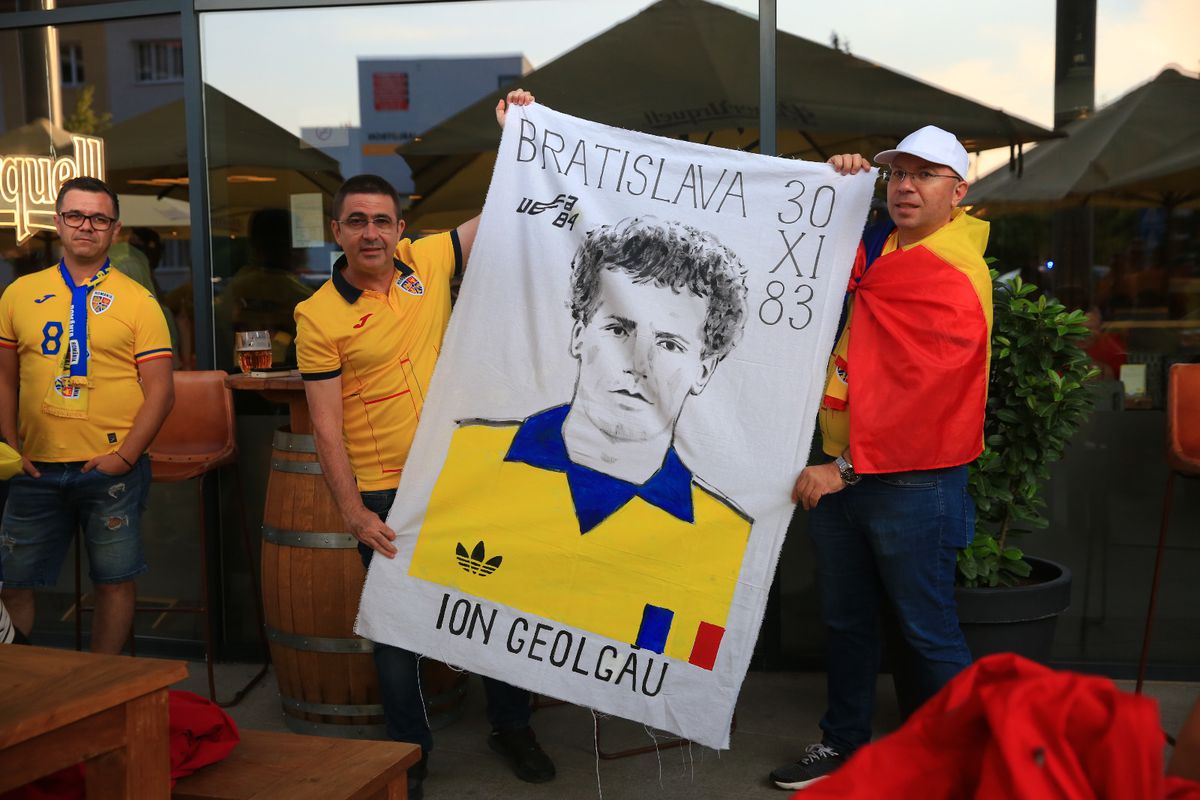 „Aleg să merg oriunde în lume cu tine!” » Atmosferă ca la Clinceni la Italia U21 - România U21 + banner cu „Eroul de la Bratislava”