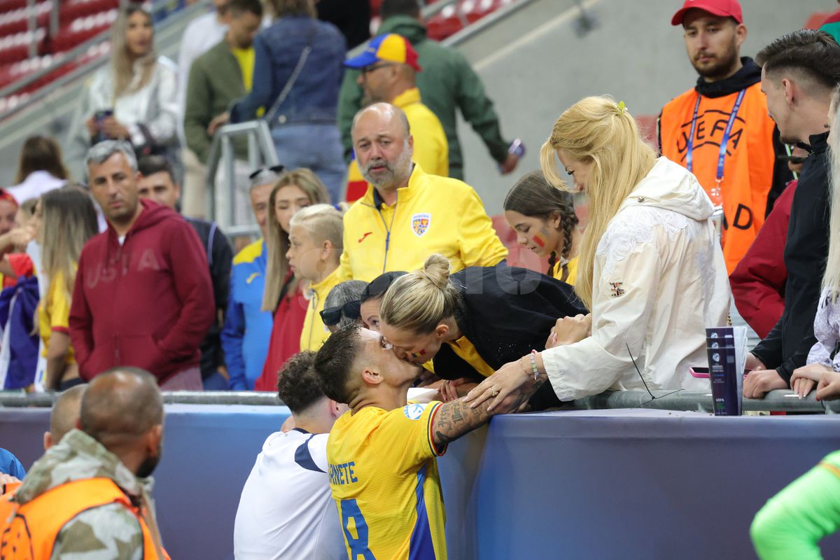 Jucătorii României U21, consolați de mame și iubite după înfrângerea cu Italia