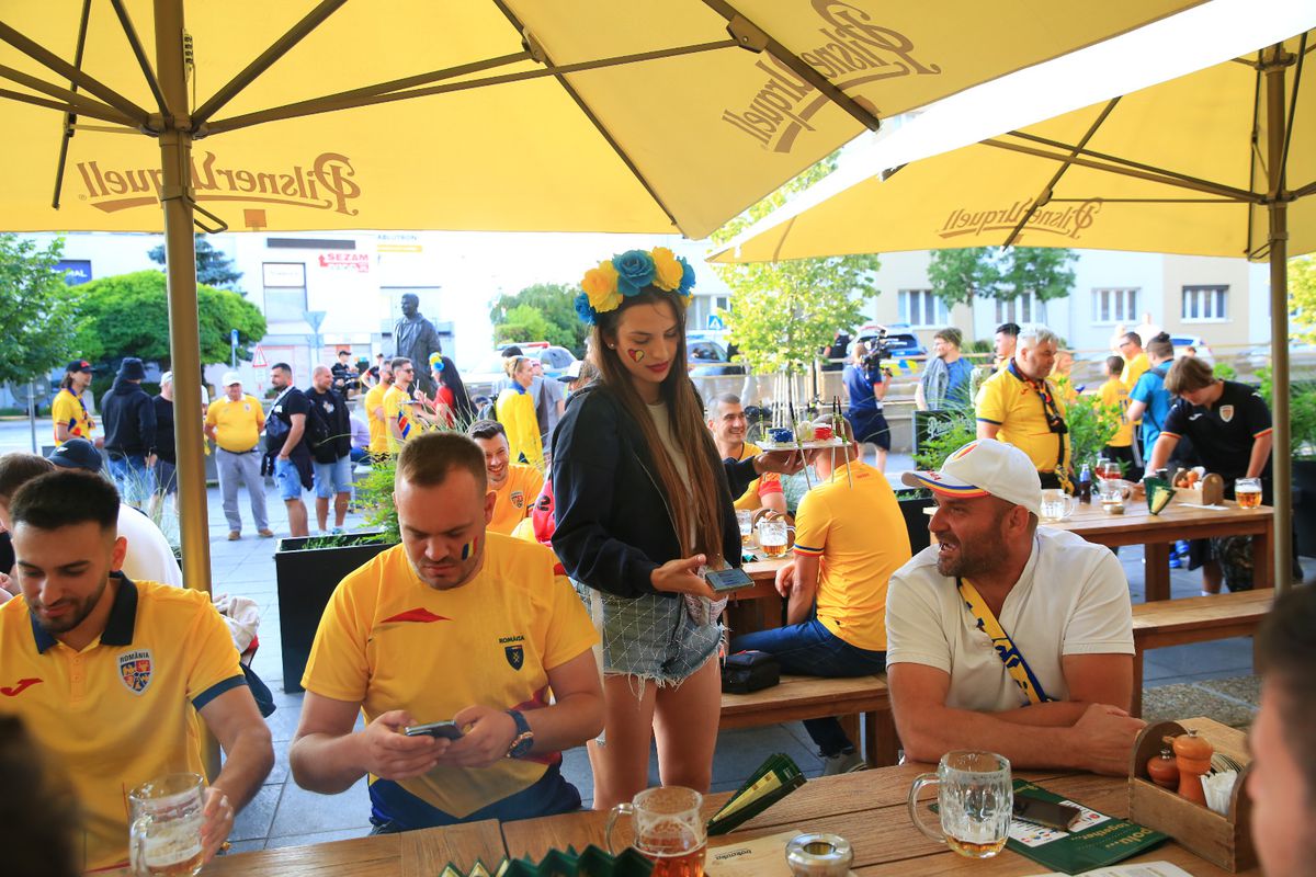 „Aleg să merg oriunde în lume cu tine!” » Atmosferă ca la Clinceni la Italia U21 - România U21 + banner cu „Eroul de la Bratislava”