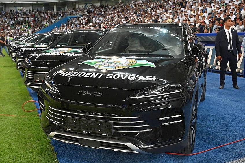 Jucătorii Uzbekistanului, recompensaţi cu automobilele BYD pentru prima calificare la Mondial. Foto: Instagram