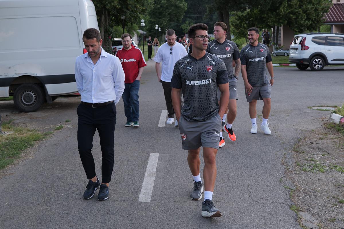 Ce nu s-a văzut la TV la prezentarea lui Nuno Campos la Dinamo » Ce staff va avea lusitanul și cine l-a însoțit în sala de conferințe