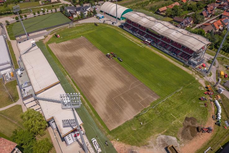 Au început lucrările de modernizare a terenului central al stadionului din Miercurea Ciuc. Foto: Facebook Csíkszereda