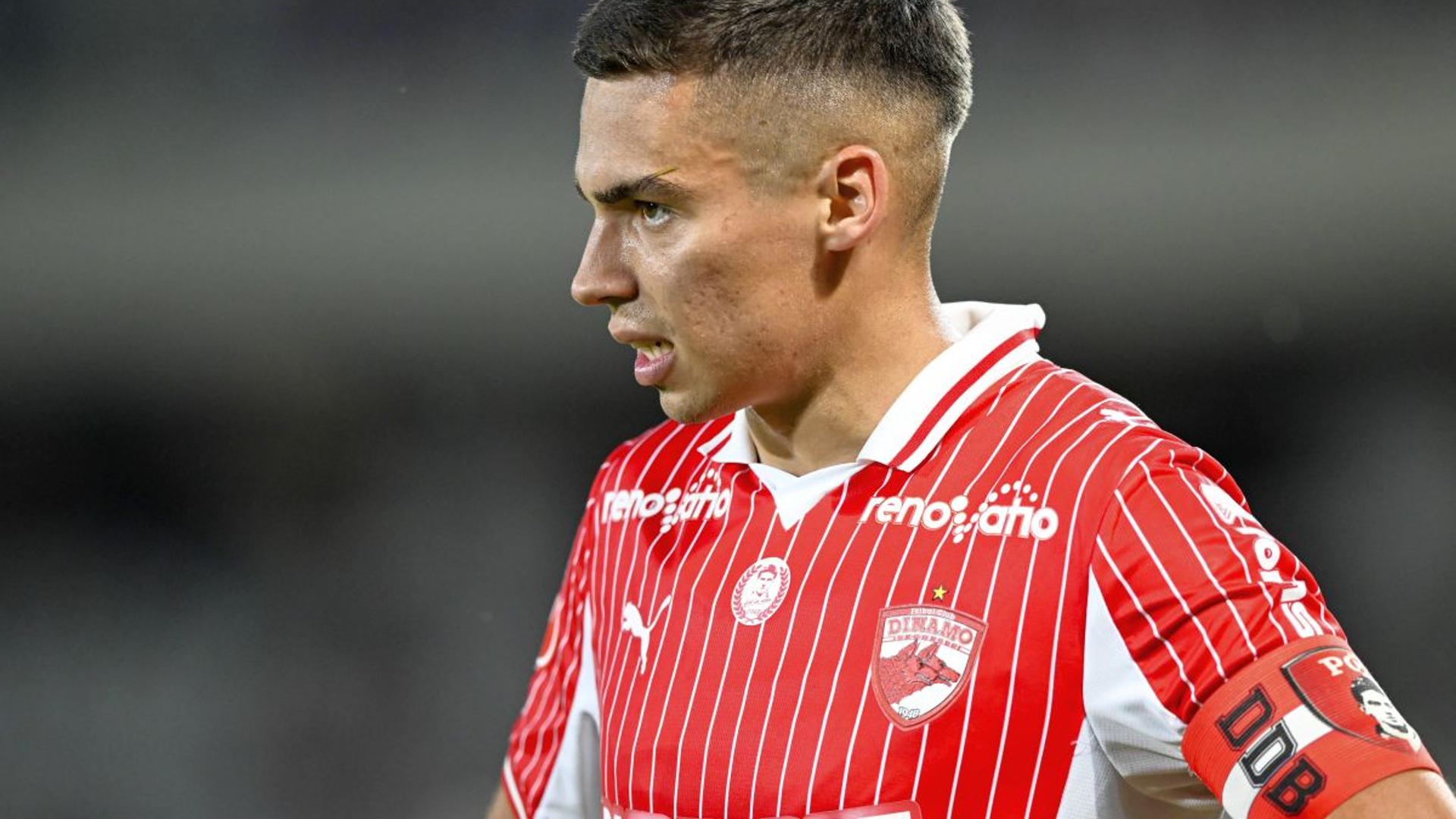 Jucători de fotbal pe teren în timpul unui meci din Superliga, ilustrând impactul regulii 5+6, amenda cluburi și premiu echipe acordat de federație. | sursa foto: Gazeta Sporturilor
