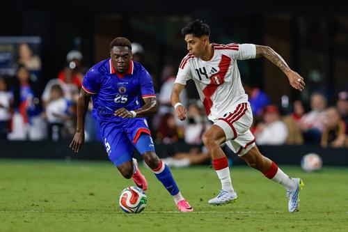 Internaționalul haitian Dominique Simon (stânga), într-un amical recent cu Peru / Foto: Imago