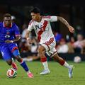Internaționalul haitian Dominique Simon (stânga), într-un amical recent cu Peru / Foto: Imago