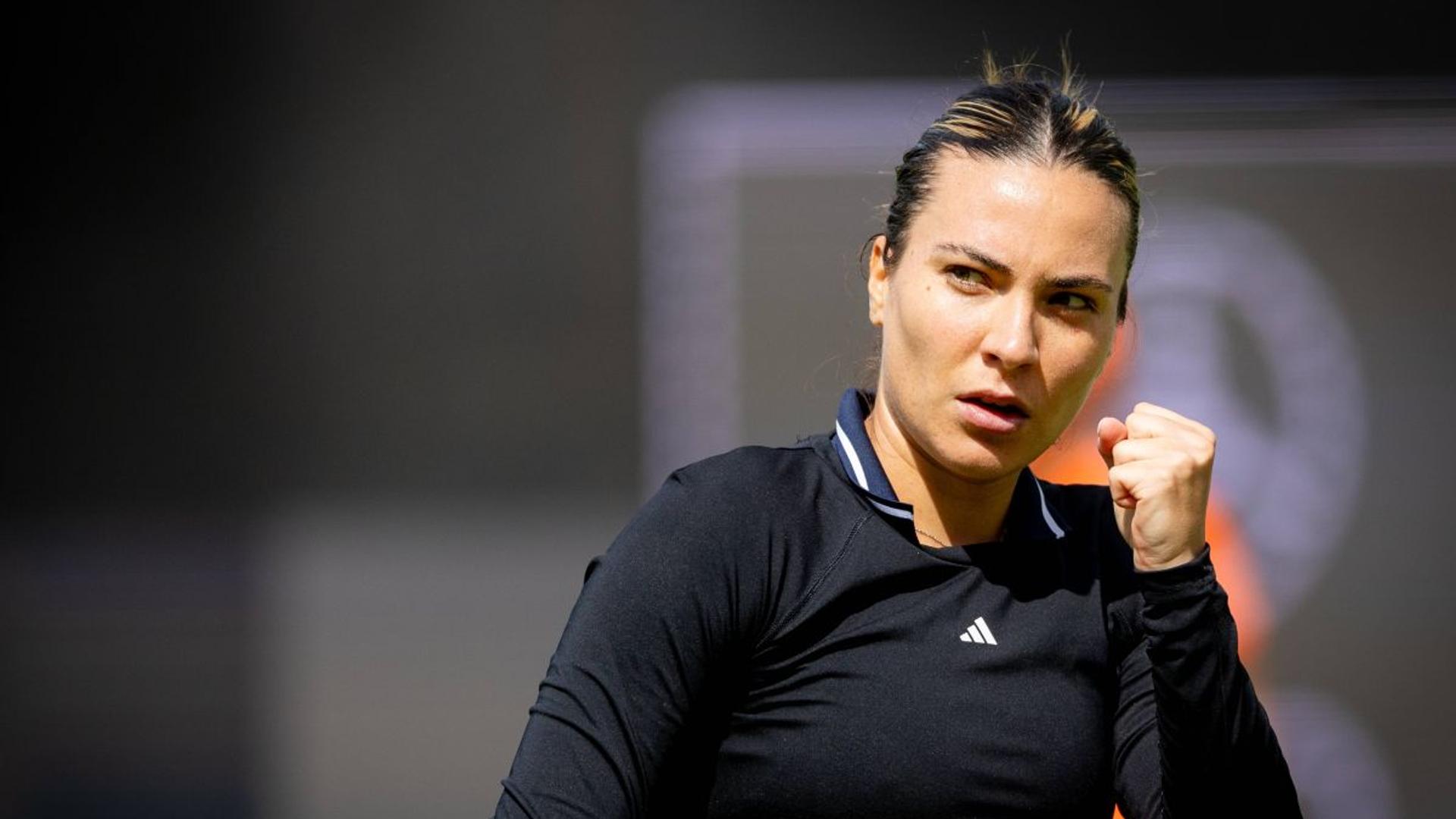 Gabriela Ruse lovind mingea în timpul meciului de tenis la turneul ‘s-Hertogenbosch, asigurându-și calificarea în sferturi. | sursa foto: Gazeta Sporturilor